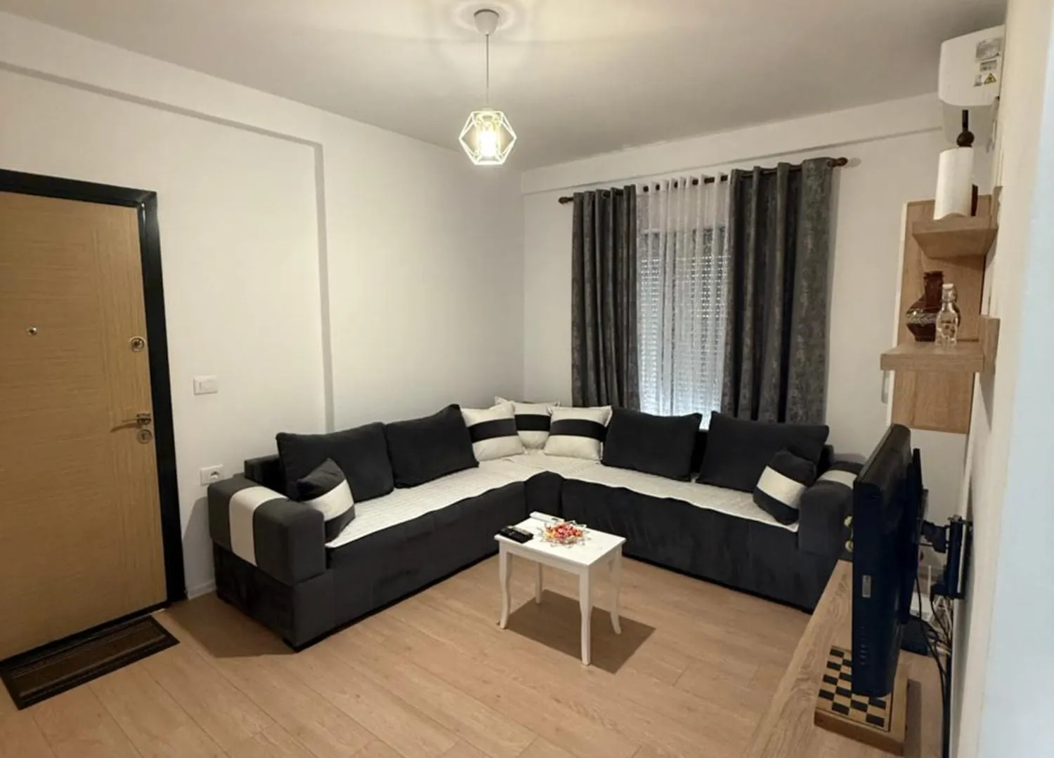 Nene Tereza Airport Apartment Valjiosi